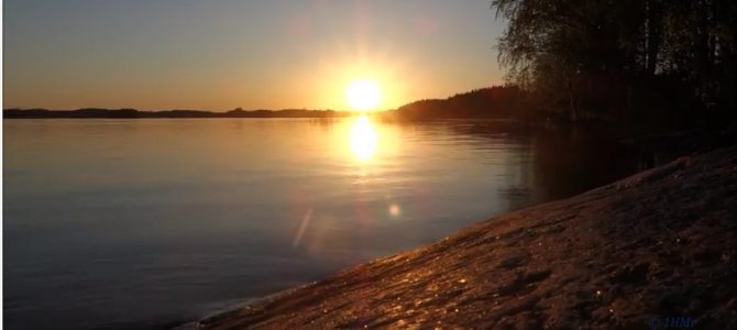 Odpocznij na jeziorem zachodzącego słońca.
