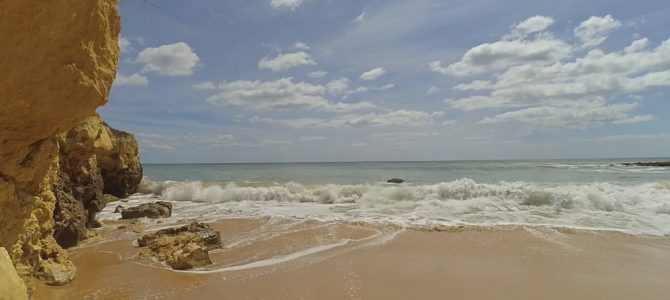 W porannym słońcu i na portugalskiej plaży słuchać  szumu fal Oceanu Atlantyckiego
