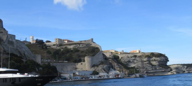 Bonifacio – korsykańskie miasteczko „zawieszone” na skale