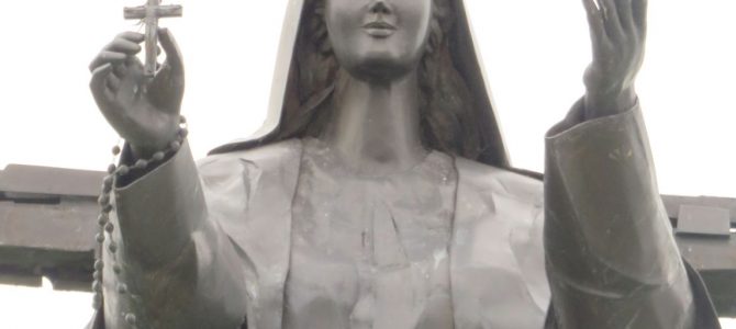 Figura Matki Bożej Królowej Świata w Domacynie